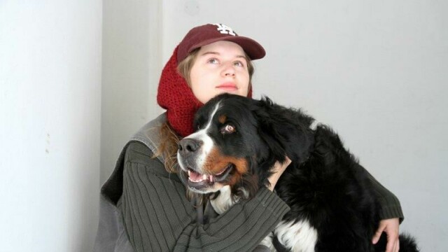 Girl in red med hunden Luna, fotografert i 2021.