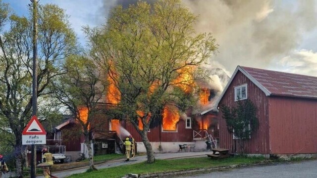 Det brenner i et hus i Brønnøy i Nordland. Politiet melder om stor spredningsfare.