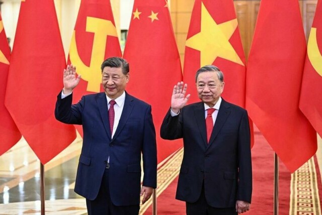 Kinas president Xi Jinping (t.v.) besøkte mandag Hanoi og Vietnams øverste leder To Lam.
