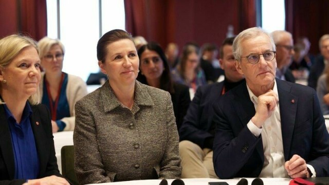 Den nordiske ånden preger også politikken. Partiene har et nært forhold til sine søsterpartiet i andre nordiske land, og det er god stemning når de møtes. Det nordiske samarbeidet bør også styrkes på forsvarsområdet, men det betyr ikke at vi bør skaffe atomvåpen, mener tidligere utenriksminister Holger K. Nielsen.