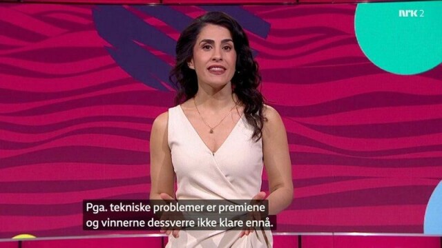 Programleder Halat Sophie Askari informerer NRKs seere direkte om tekniske problemer rett etter at Lotto-trekningen skulle vært gjennomført.