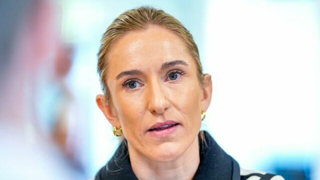 Karoline Bjerkeli Grøvdal er sliten og skuffet etter maratondebuten i Hamburg, men ønsker å satse videre på den lange distansen.