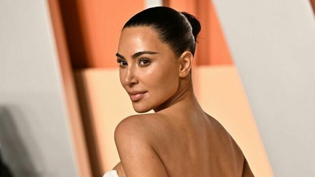 Det er flere omstendigheter som har ført til at saken mot de tiltalte i Kardashian-ranet først nå kan gå for retten.