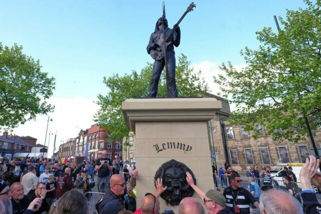 Motörhead-fans rørte andektig ved bandets logo – kalt Snaggletooth eller War-Pig, som pryder sokkelen av Lemmy Kilmister-statuen, der også litt av asken etter rockeren er plassert.