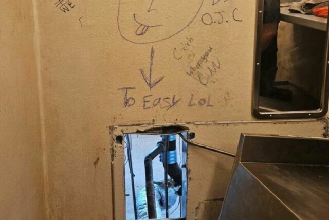 «For lett» og «LoL» står det over hullet i veggen fangene tok seg gjennom da de startet flukten fra fengselet i New Orleans natt til fredag.