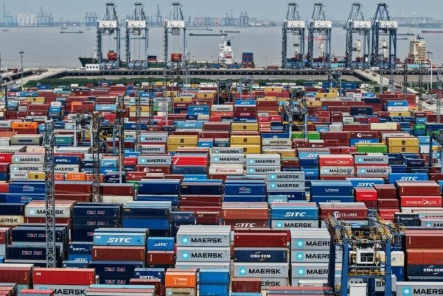 Konteinere i et havneområde i Shanghai.