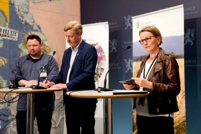 Leder av Norges Bondelag, Bjørn Gimming, leder av Norsk Bonde- og Småbrukarlag, Tor Jacob Solberg, og statens forhandlingsleder Viil Søyland under en pressekonferanse onsdag.