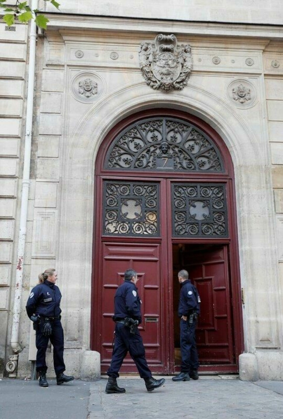Bildet viser politioffiserer utenfor åstedet der Kim Kardashian ble ranet. Bildet viser politioffiserer utenfor åstedet der Kim Kardashian ble ranet. Foto: AFP