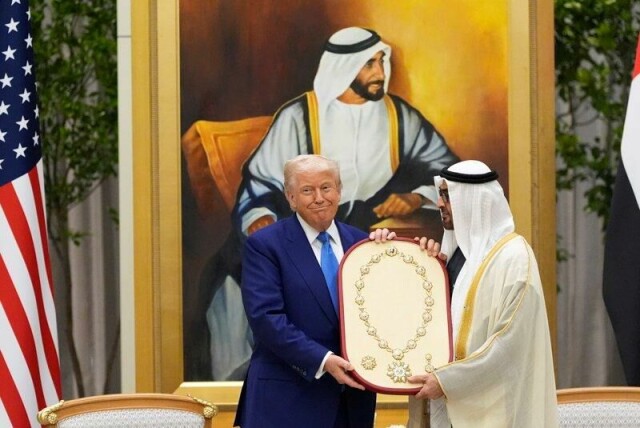 President Donald Trump ble overrakt Emiratenes gjeveste utmerkelse av sin emiratarabiske presidentkollega.