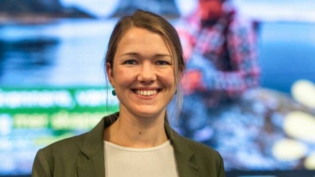 Une Bastholm (MDG) smiler, men ikke for regjeringens sene fremleggelse av norgespris-ordningen.