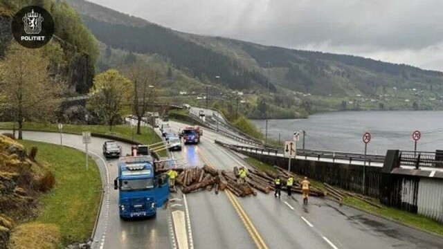 Tømmer veltet av et vogntog i Bergen søndag ettermiddag. Det er ikke meldt om personskade.