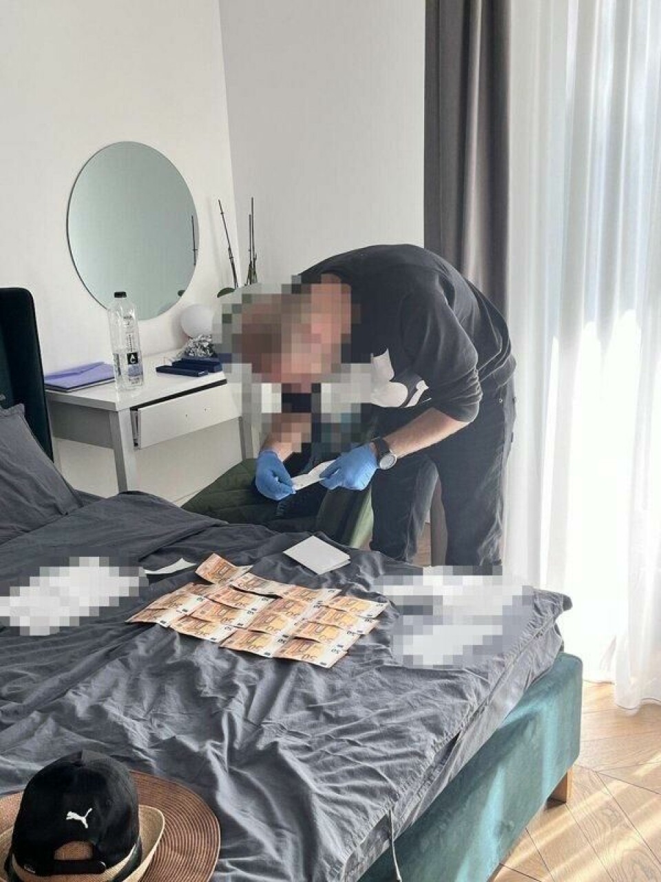 Rumensk politi fant penger, datautstyr og mobiler da de ransaket boligen til en av bedragerne. Rumensk politi fant penger, datautstyr og mobiler da de ransaket boligen til en av bedragerne. Foto: Politiet