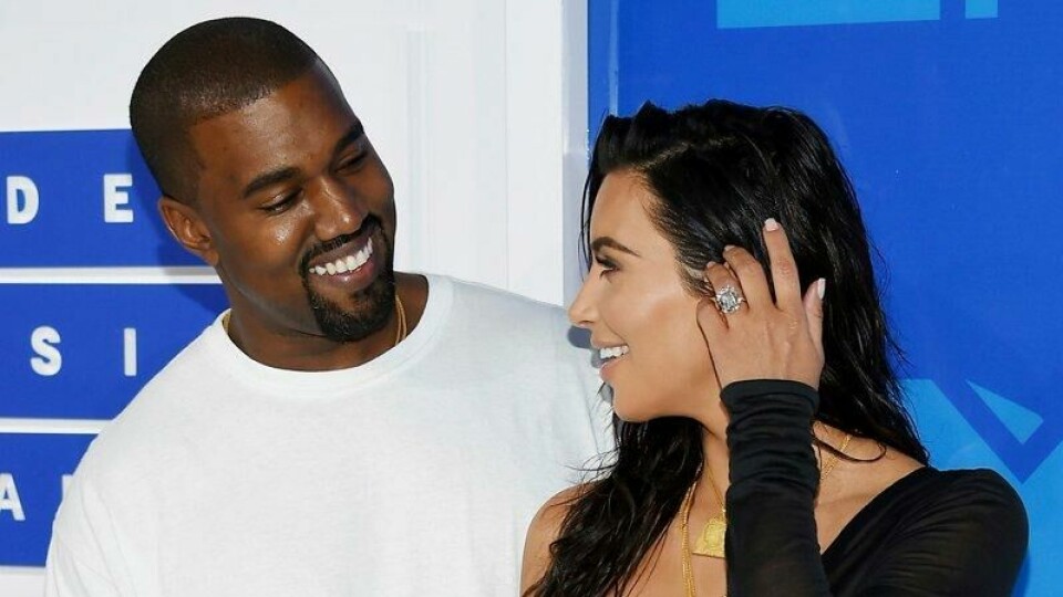 Kim Kardashian og eksmannen Kanye West. Her fotografert med forlovelsesringen hun ble frastjålet i Paris. Kim Kardashian og eksmannen Kanye West. Her fotografert med forlovelsesringen hun ble frastjålet i Paris. Foto: Evan Agostini