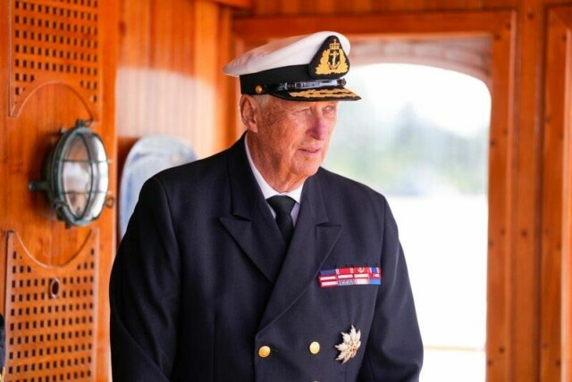 Kong Harald embarkerte kongeskipet Norge i Oslo onsdag ettermiddag. Dronning Sonja og kronprins Haakon deltok også.