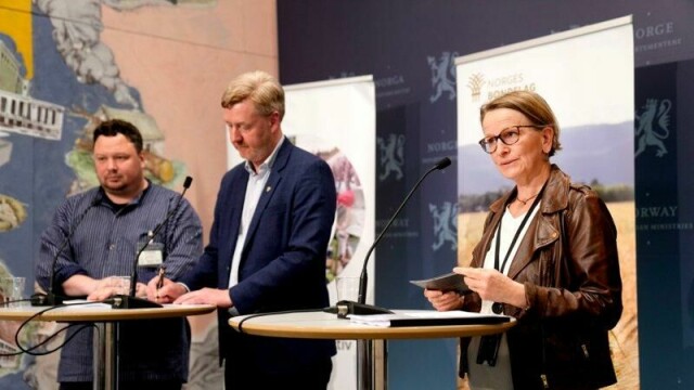 Leder Bjørn Gimming av Norges Bondelag og Norsk Bonde- og Småbrukarlags leder Tor Jacob Solberg da de leverte sitt krav til jordbruksoppgjøret til statens forhandlingsleder Viil Søyland tidligere i mai.