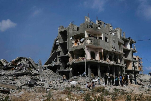 Palestinere ser på skadene etter et israelsk angrep i Beit Lahiya nord på Gazastripen.