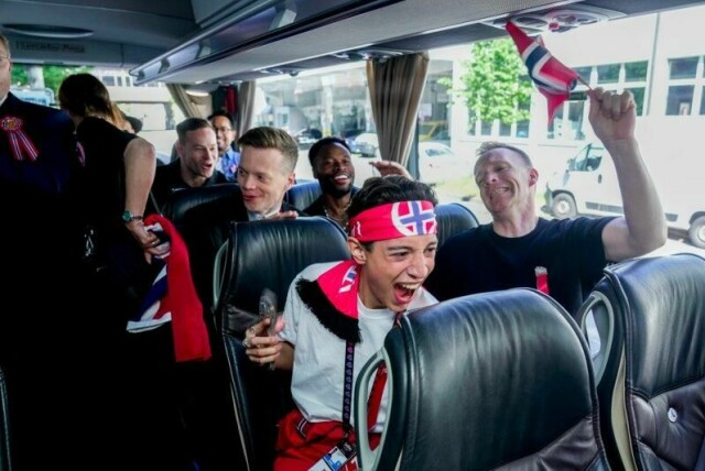 Kyle Alessandro er blant årets russ og representerer Norge i dagens finale i Eurovision Song Contest 2025 i Basel. Her ruller han i en buss på vei til arenaen.