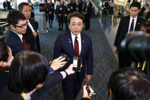 Japans sjefforhandler Ryosei Akazawa sier det er gjort framskritt i handelssamtalene med USA. Her er han avbildet da han i april var på vei til de første samtalene med USA.
