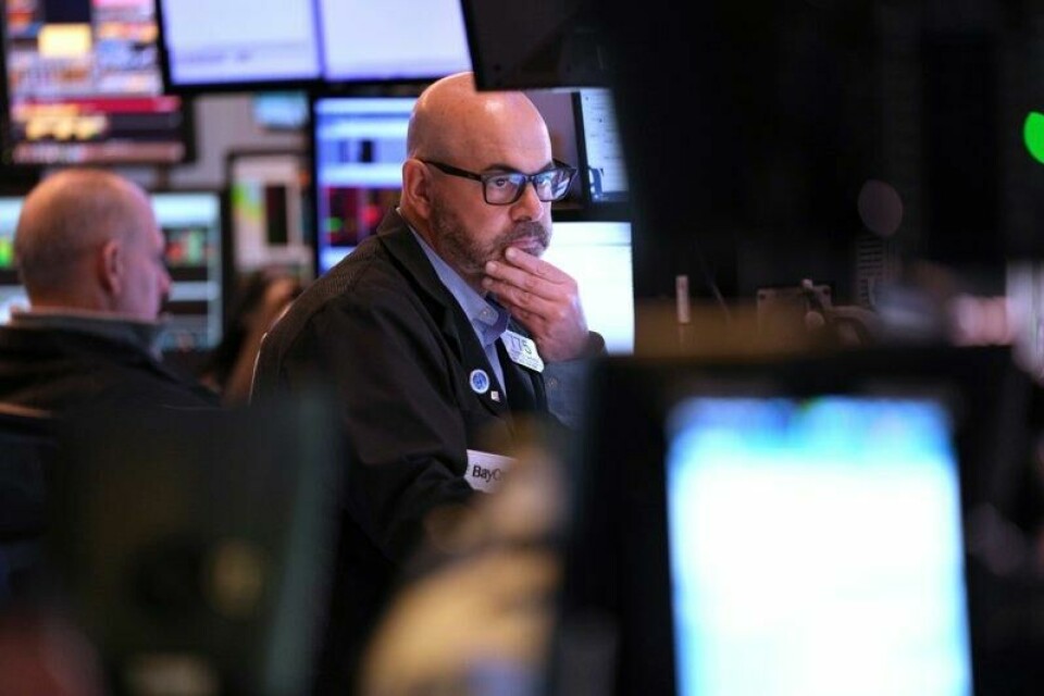Aksjehandler Federico DeMarco følger med på utviklingen på New York-børsen mandag. Aksjehandler Federico DeMarco følger med på utviklingen på New York-børsen mandag. Foto: Seth Wenig / AP / NTB