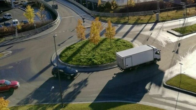 MYE USIKKERHET: De fleste sier de gjør det riktig, men likevel smeller det litt for ofte i rundkjøringer.