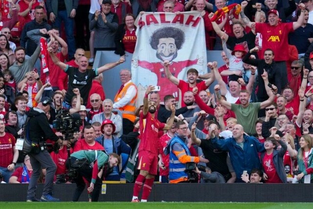 Liverpools Mohamed Salah feiret med en «selfie» etter scoringen sin mot Tottenham.
