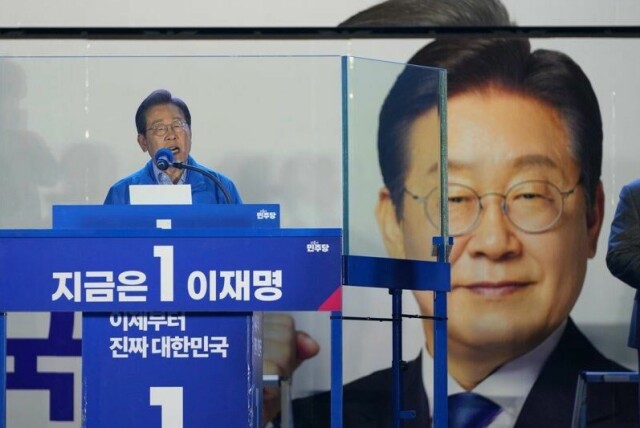 Kandidaten til Sør-Koreas liberale parti, Lee Jae-myung, taler på et valgkamparrangement i Seoul foran tirsdagens presidentvalg.