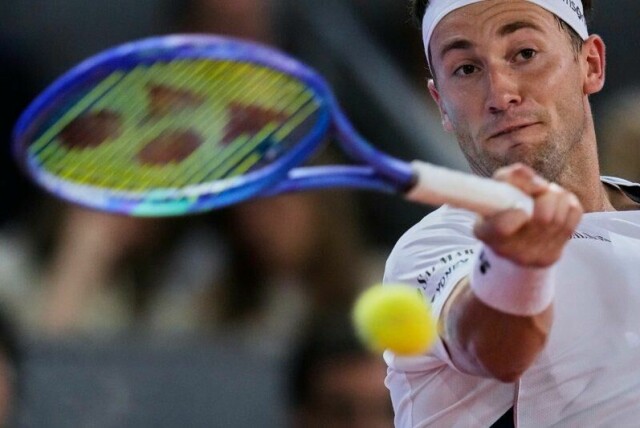 Casper Ruud i aksjon i semifinalen mot Francisco Cerundolo i Madrid Open.