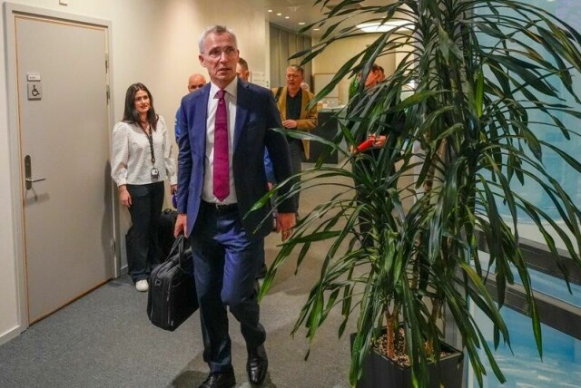 Finansminister Jens Stoltenberg (Ap) ble avbrutt av demonstranter da han holdt foredrag på Universitetet i Agder.
