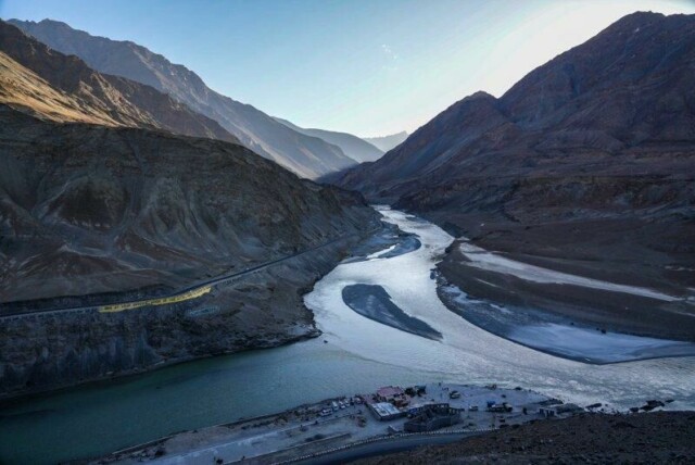 Bildet fra stedet der elvene Indus og Zanaskar møtes i Ladakh-området i indisk Kashmir.