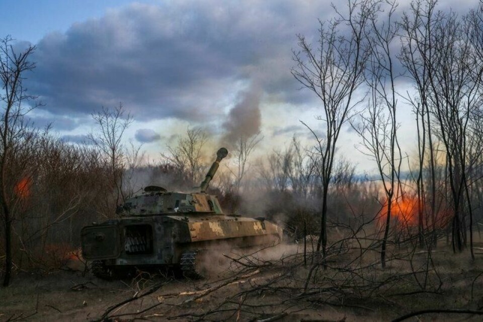 Soldater fra 39. separate kystforsvarsbrigade av de ukrainske væpnede styrker skyter en 2S1 Gvozdika selvgående haubits mot russiske tropper ved frontlinjen i Kherson-regionen, Ukraina 23. mars 2025. REUTERS/Ivan Antypenko Soldater fra 39. separate kystforsvarsbrigade av de ukrainske væpnede styrker skyter en 2S1 Gvozdika selvgående haubits mot russiske tropper ved frontlinjen i Kherson-regionen, Ukraina 23. mars 2025. REUTERS/Ivan Antypenko Foto: Reuters/NTB