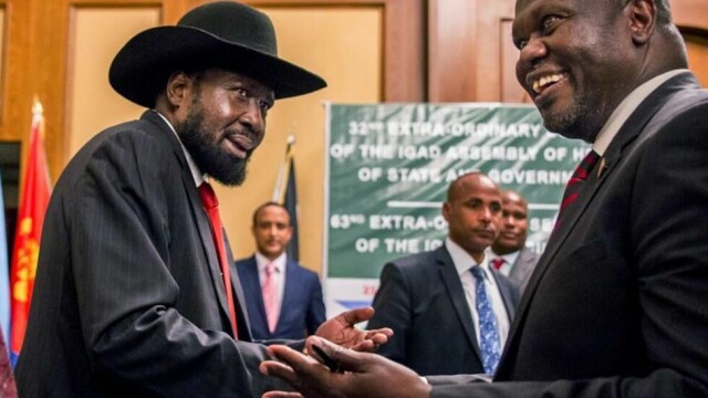 Striden mellom Sør-Sudans mangeårige president Salva Kiir (t.v.) og visepresident Riek Machar (t.h.) har på nytt resultert i væpnet konflikt, og landet trues nå på nytt av borgerkrig. Dette bildet er fra et møte mellom de to i 2018.