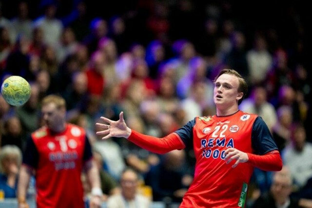 Tobias Grøndahl i aksjon for Norges landslag mot Sverige i Trondheim i mars.