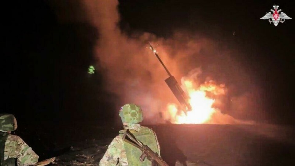 På dette bildet, tatt fra en video distribuert av det russiske forsvarsdepartementets pressetjeneste onsdag 9. april 2025, skytes en tornado-rakettkaster fra den russiske hæren mot ukrainske posisjoner på et ikke avslørt sted i Ukraina. (Det russiske forsvarsdepartementets pressetjeneste via AP) På dette bildet, tatt fra en video distribuert av det russiske forsvarsdepartementets pressetjeneste onsdag 9. april 2025, skytes en tornado-rakettkaster fra den russiske hæren mot ukrainske posisjoner på et ikke avslørt sted i Ukraina. (Det russiske forsvarsdepartementets pressetjeneste via AP) Foto: AP/NTB