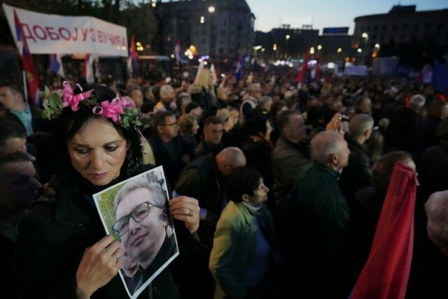 En tilhenger av Serbias president Aleksandar Vucic holder et bilde av ham under en støttedemonstrasjon i Beograd lørdag.