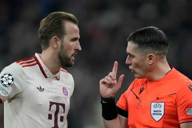 Istvan Kovacs i samtale med Bayern München-spissen Harry Kane i en mesterligakamp sist høst.