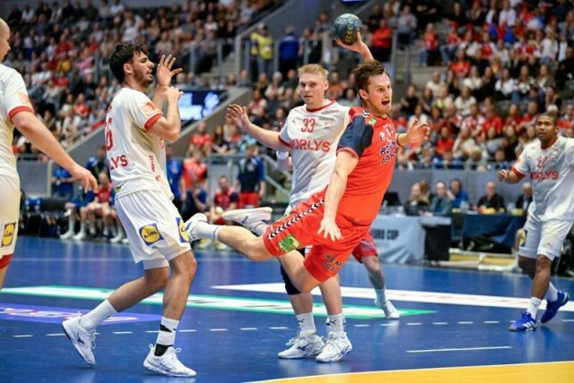 Magnus Abelvik Rød i aksjon i kampen mot Danmark i EHF Euro Cup onsdag.
