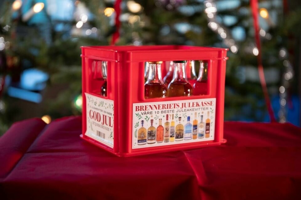 Greier du ikke velge, kjøp en julekasse med akevitter. Norske Brenneri har samlet 24 småflasker med smakfulle akevitter som viser en stor bredde av mangfoldet i norsk akevitt. Greier du ikke velge, kjøp en julekasse med akevitter. Norske Brenneri har samlet 24 småflasker med smakfulle akevitter som viser en stor bredde av mangfoldet i norsk akevitt.