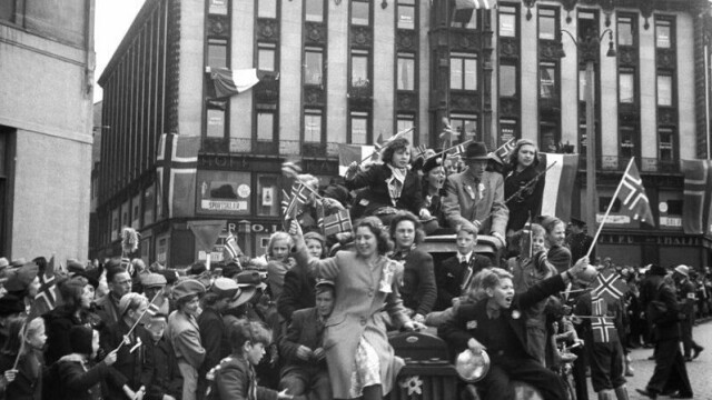 Det var vill glede i gatene 8. mai 1945. Dagen før ble noen krigsreportere hyllet som frigjørere.