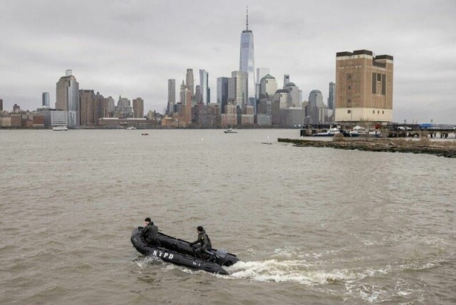 Dykkere fra New York-politiet leter fortsatt etter vrakdeler fra helikopteret.