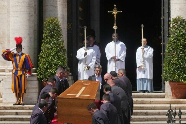 Kisten til pave Frans bæres inn i Santa Maria Maggiore-basilikaen, der han skal gravlegges. Foto. Francisco Seco / AP / NTB
