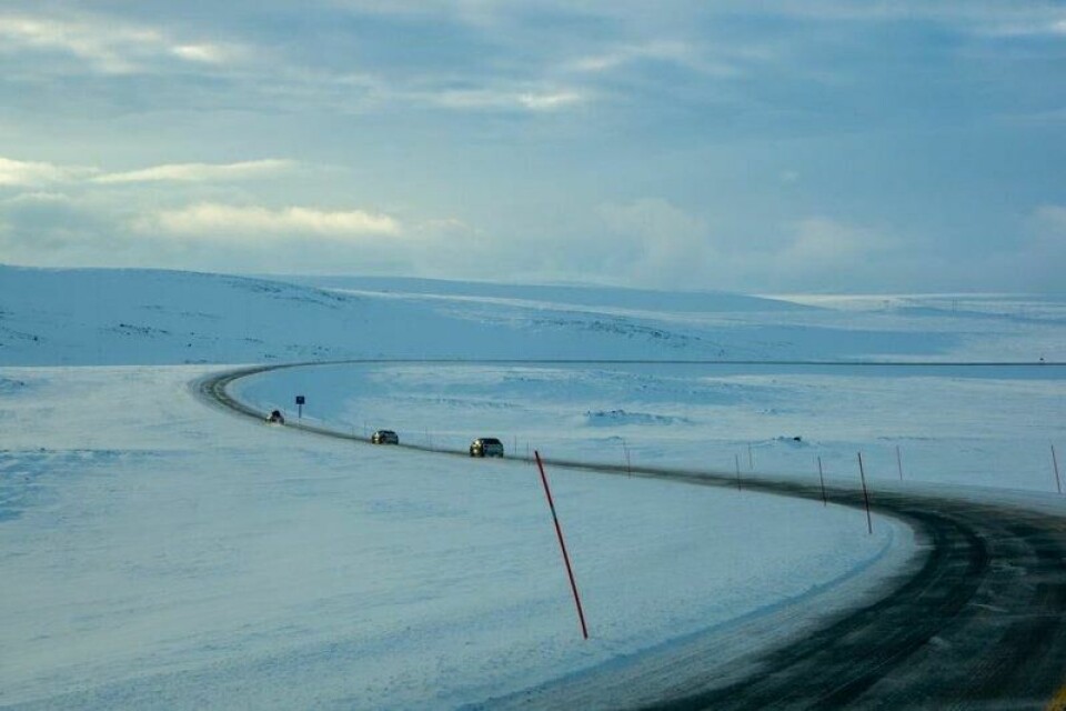 Elbil er ingen hindring dersom det frister med en skikkelig roadtrip. Veien ut mot Mehamn går gjennom store åpne vidder dekket av gnistrende snø. Elbil er ingen hindring dersom det frister med en skikkelig roadtrip. Veien ut mot Mehamn går gjennom store åpne vidder dekket av gnistrende snø. Foto: Ragnvald Johansen / Finansavisen