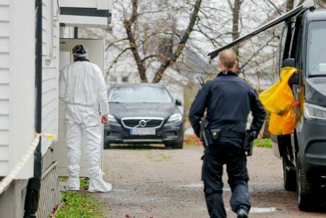 Kriminalteknikere jobbet i en bolig i Stokke etter at en mann i 20-årene ble fraktet til legevakten i Sandefjord med skuddskader.