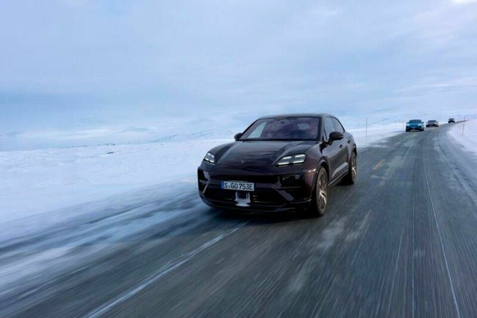 Konvoien med elektriske Porsche-er på vei til Mehamn holdt jevnt tempo gjennom det dypfryste landskapet. Konvoien med elektriske Porsche-er på vei til Mehamn holdt jevnt tempo gjennom det dypfryste landskapet. Foto: Porsche