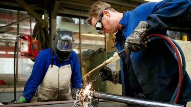 Mangelen på arbeidskraft er størst i helse- og sosialyrker, men det mangler også mye fagfolk, som elektrikere og sveisere, skriver spaltist Hans Christian Holte.