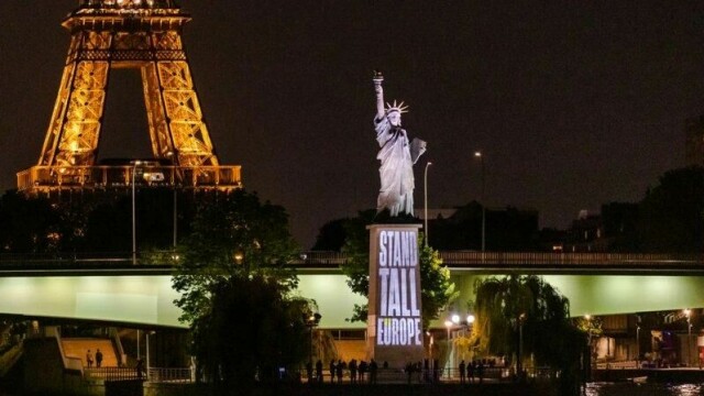 Natt til 22 april ble Frihetsgudinnen ved Pont de Grenelle i Paris opplyst med budskapet: «Stand Tall Europe». - Statuen var en gang en gave som symboliserte den transatlantiske alliansen og Vestens felles idealer, men står nå som en påminnelse om et fellesskap gjennom århundrer som er satt under sterkt press, skriver André Rogaczewski.