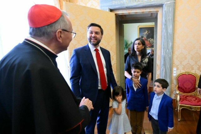 Visepresident J.D. Vance hadde med seg kona og barna da han hilste på Vatikanets kardinalstatssekretær Pietro Parolin påskeaften.