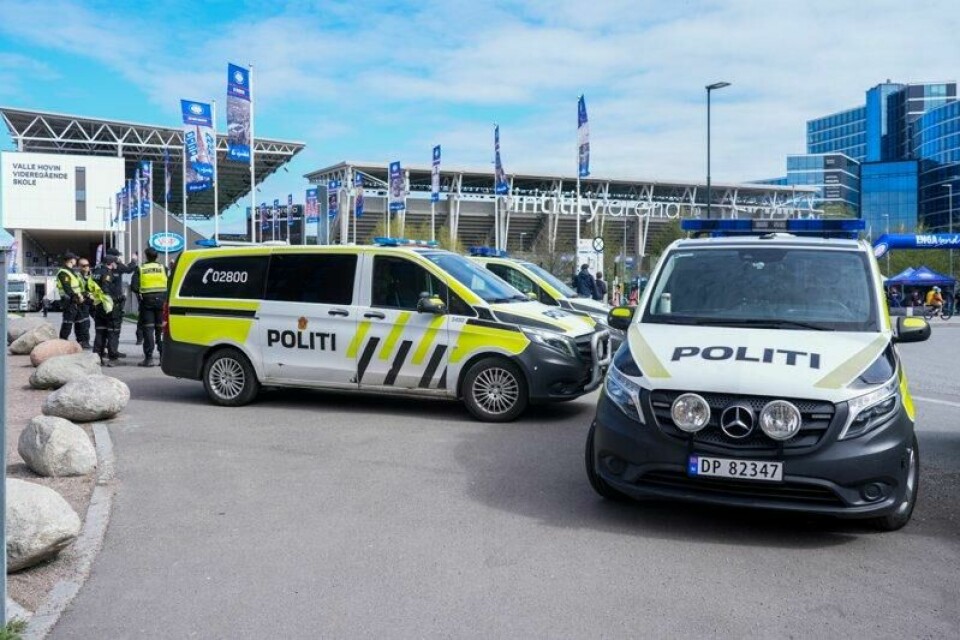 Politi til stede i forkant av eliteseriekampen i fotball mellom Vålerenga og Rosenborg på Intility Arena. Politi til stede i forkant av eliteseriekampen i fotball mellom Vålerenga og Rosenborg på Intility Arena. Foto: Terje Bendiksby / NTB