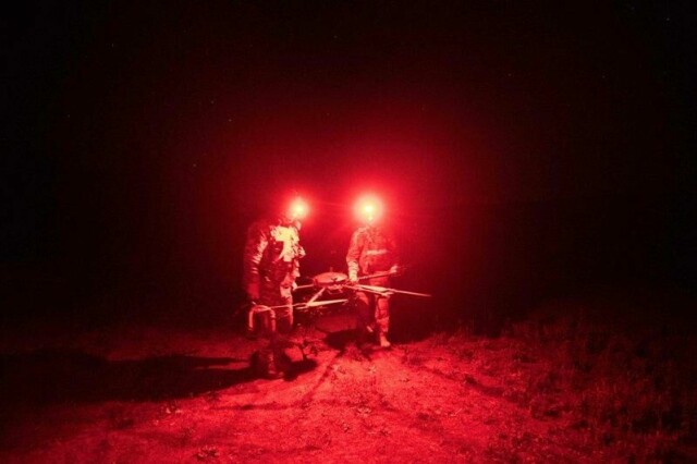 Soldater fra «Achilles»-bataljonen fra den ukrainske hærens 92. angrepsbrigade bærer en Vampire-heksakopterdrone etter en oppdragsflyvning over en frontlinje nær Chasiv Yar, Donetsk-regionen, 1. mai 2024, (Foto av Genya SAVILOV / AFP)
