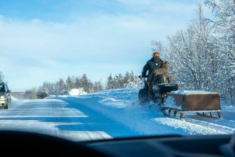 Snøscootere har sitt eget løypenett, som av og til går parallelt med veien. Snøscootere har sitt eget løypenett, som av og til går parallelt med veien. Foto: Ragnvald Johansen / Finansavisen
