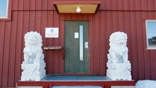 Norge ønsker at disse løvene utenfor den kinesiske forskningsstasjonen i Ny-Ålesund på Svalbard skal fjernes. Det samme gjelder skiltet på veggen der det står «Yellow River Station».